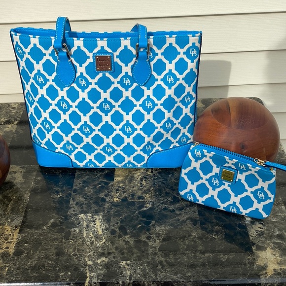Dooney & Bourke Handbags - 🔥1 Day Sale🔥Dooney & Bourke Turquoise/Blue Tote Bag & Matching Coin Purse EUC